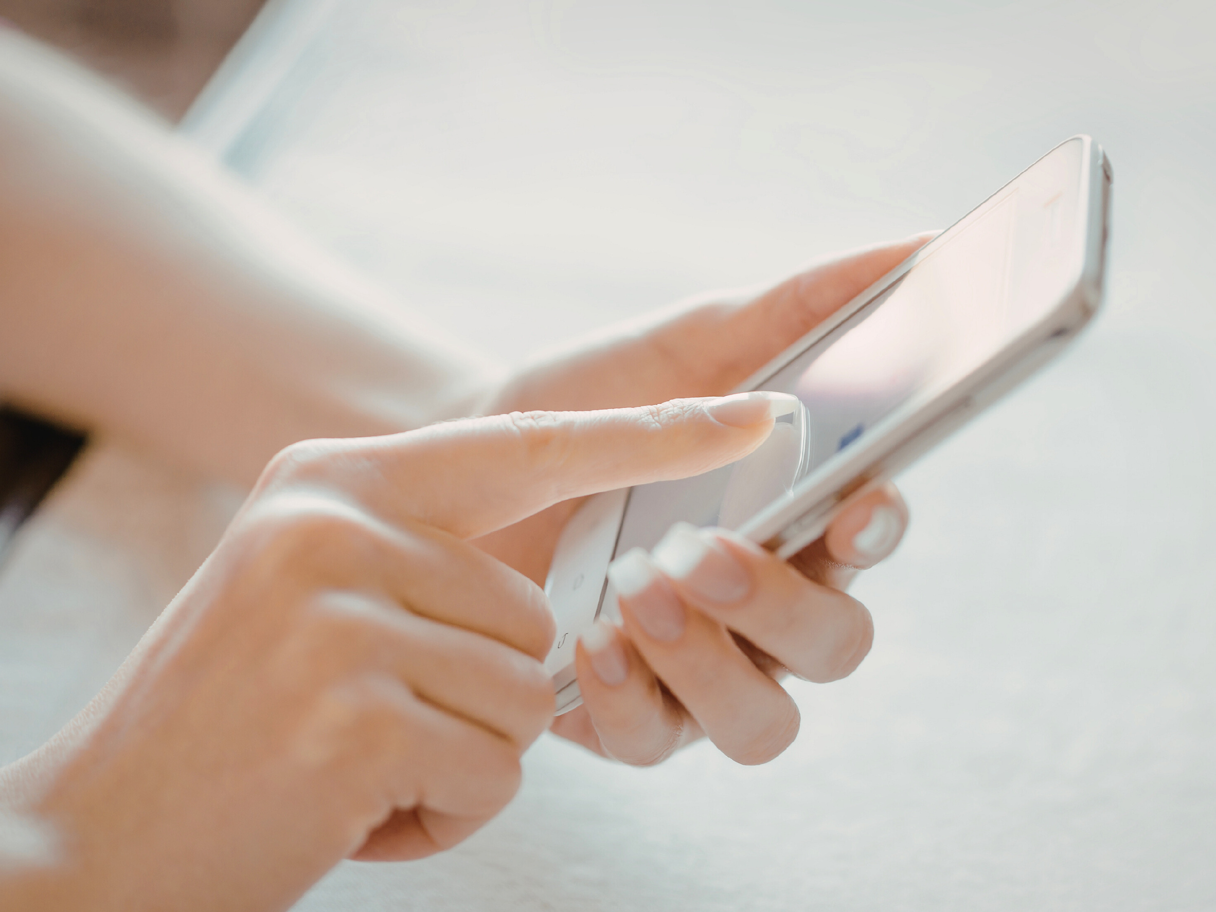 スマホで予約する様子